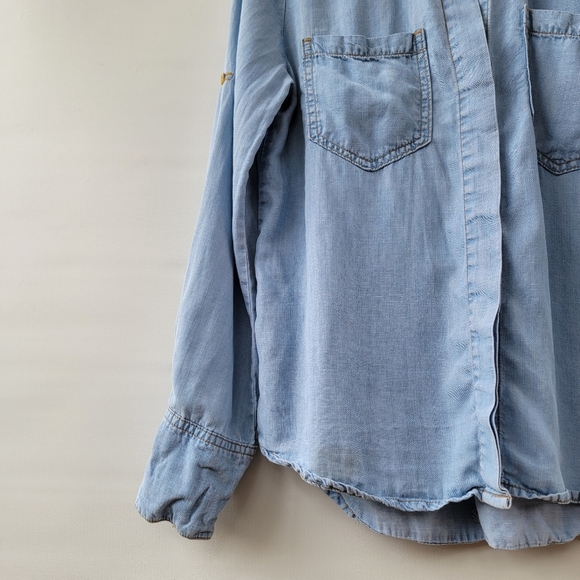 Bella Dahl Chambray Blouse Size Medium Blue Split Back Roll Tab Sleeves Coastal - Picture 6 of 16